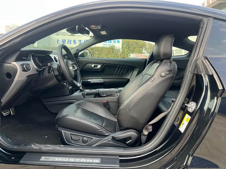 Фото 8 - Ford Mustang