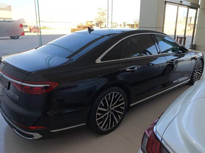 Фото 3 - Audi A8