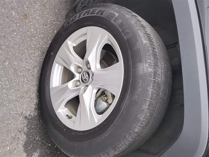 Фото 6 - Toyota RAV4