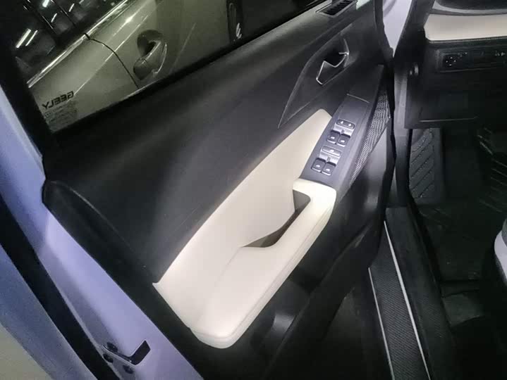 Фото 7 - Geely Geometry E Firefly