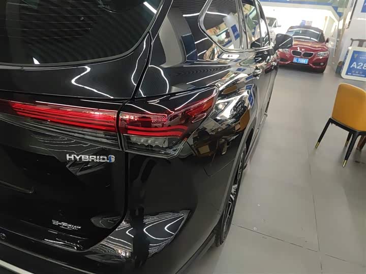 Фото 8 - Toyota Crown Kluger