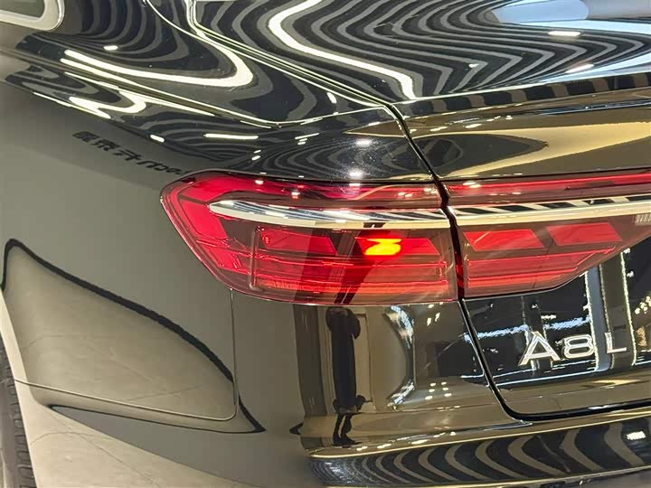 Фото 8 - Audi A8