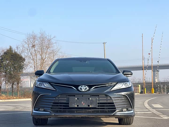 Фото 2 - Toyota Camry