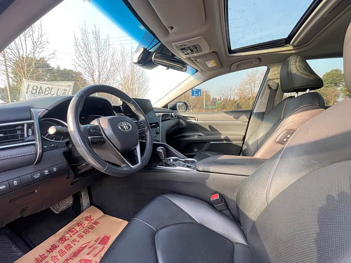 Фото 8 - Toyota Camry