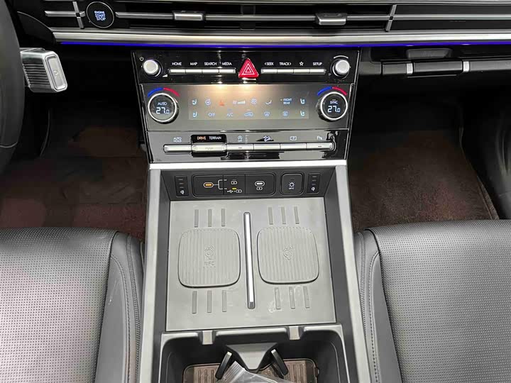 Фото 6 - Hyundai Santa Fe