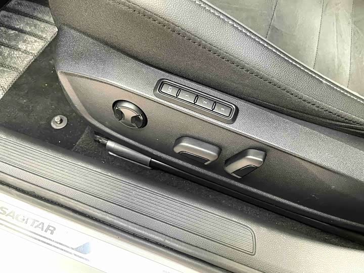 Фото 8 - Volkswagen Sagitar L