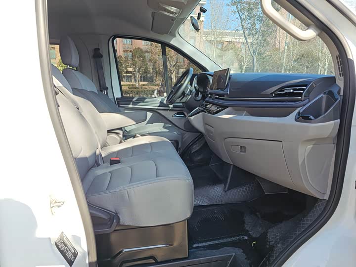 Фото 5 - Maxus V70