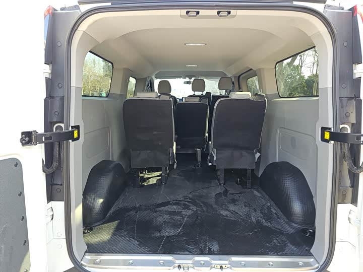 Фото 7 - Maxus V70