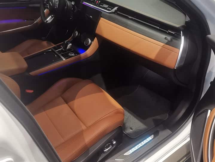 Фото 8 - Jaguar XF L