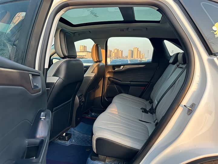 Фото 9 - Ford Escape