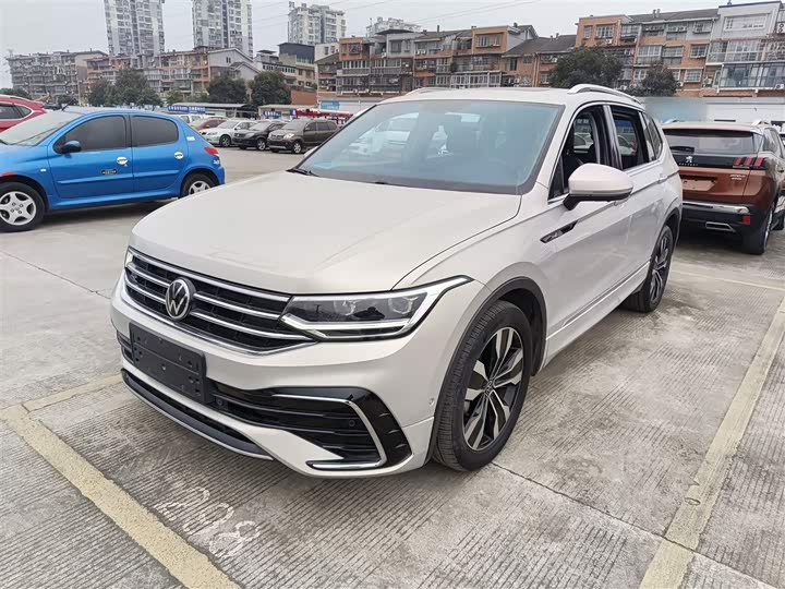 Фото 2 - Volkswagen Tiguan L Pro