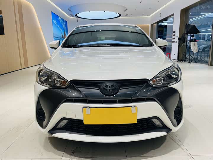 Фото 2 - Toyota Yaris L Hatchback