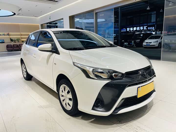 Фото 3 - Toyota Yaris L Hatchback