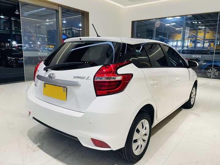 Фото 4 - Toyota Yaris L Hatchback