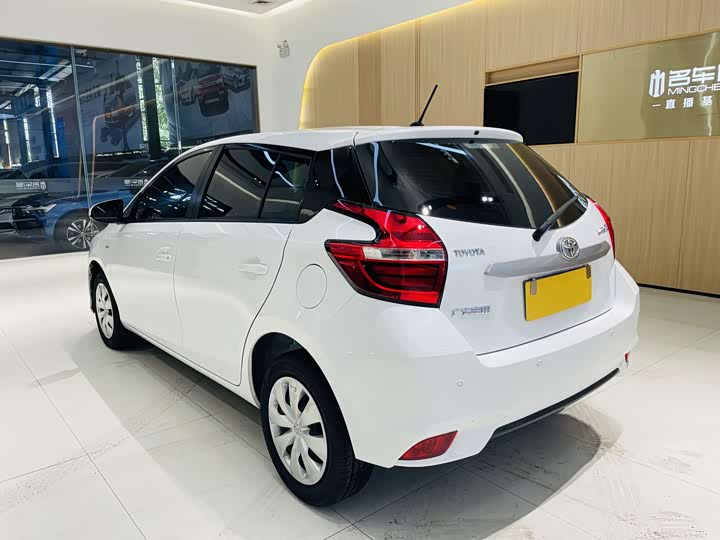 Фото 6 - Toyota Yaris L Hatchback