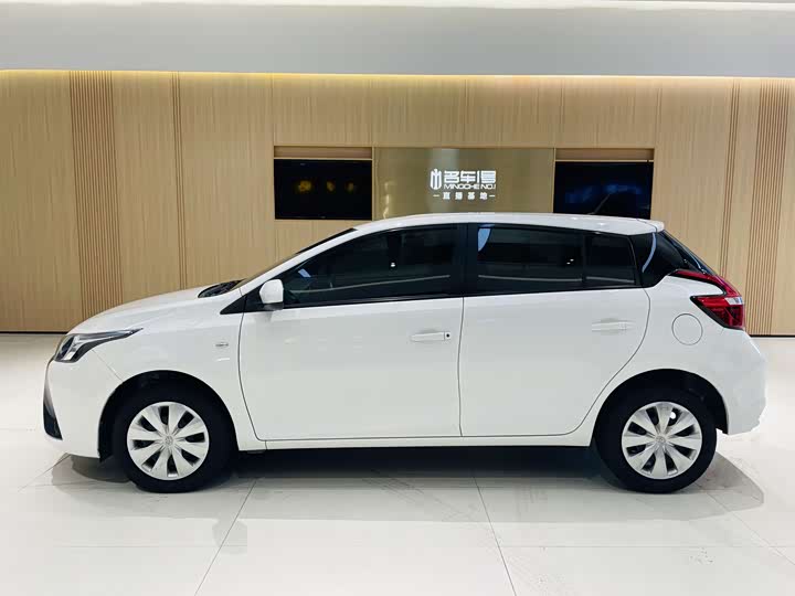 Фото 7 - Toyota Yaris L Hatchback