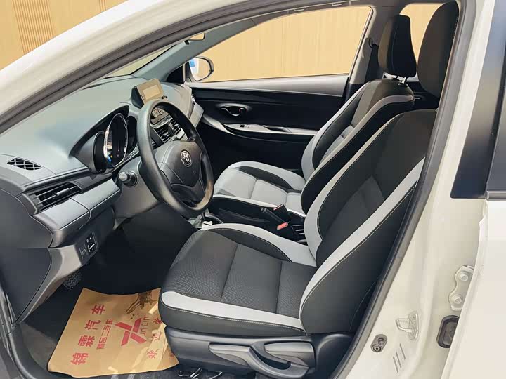 Фото 8 - Toyota Yaris L Hatchback