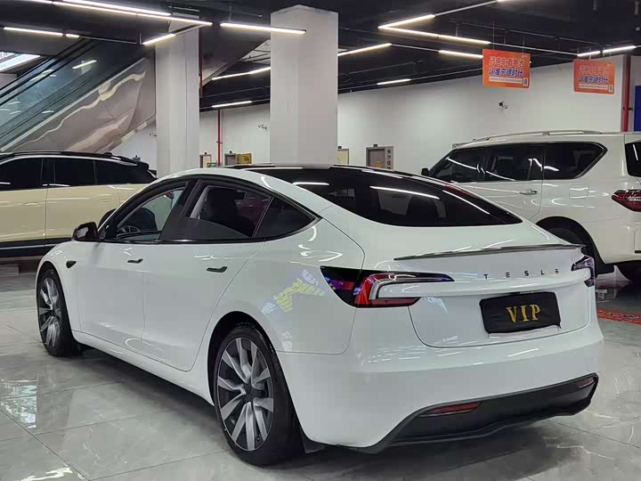 Фото 8 - Tesla Model 3