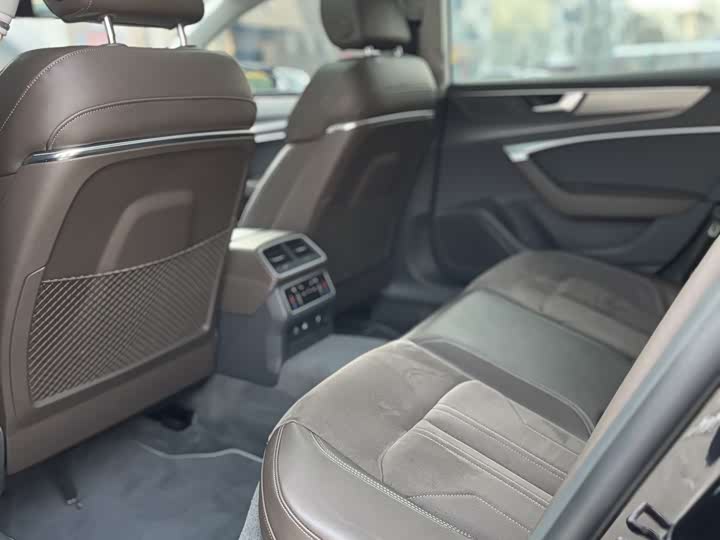 Фото 9 - Audi A7L