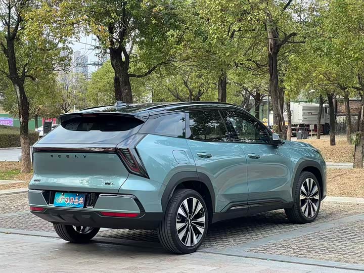 Фото 2 - Geely Atlas L