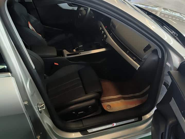 Фото 8 - Audi A4L