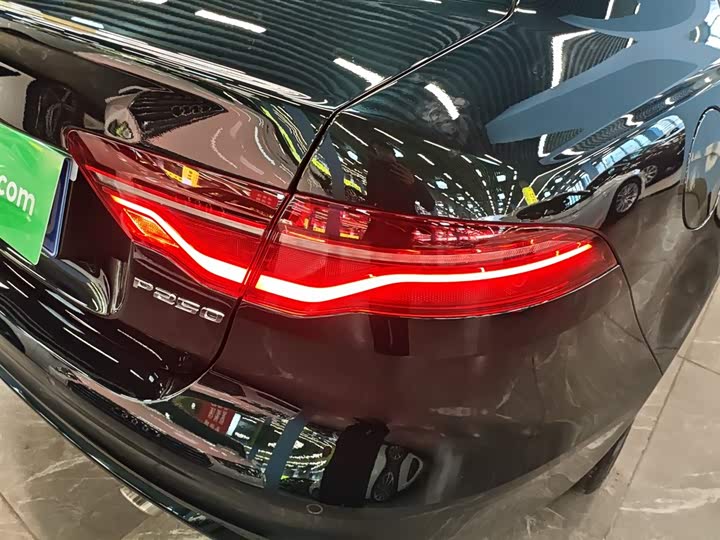 Фото 8 - Jaguar XE L