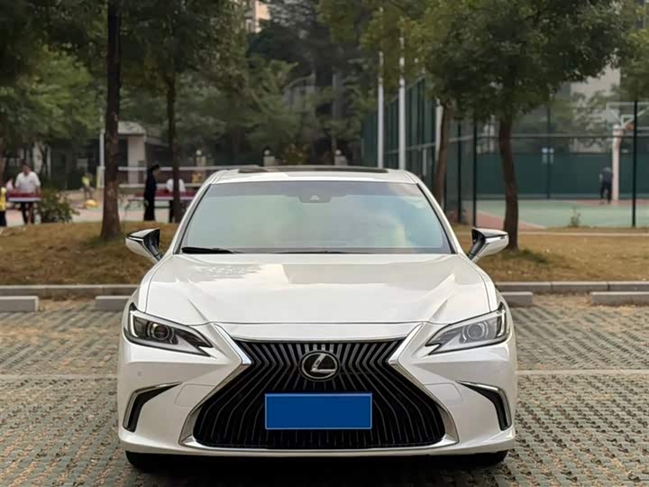Фото 2 - Lexus ES