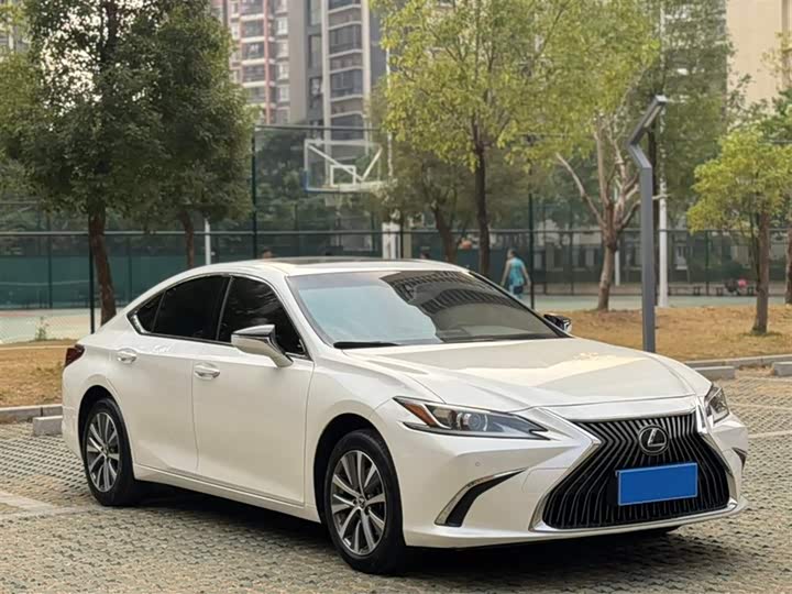 Фото 3 - Lexus ES