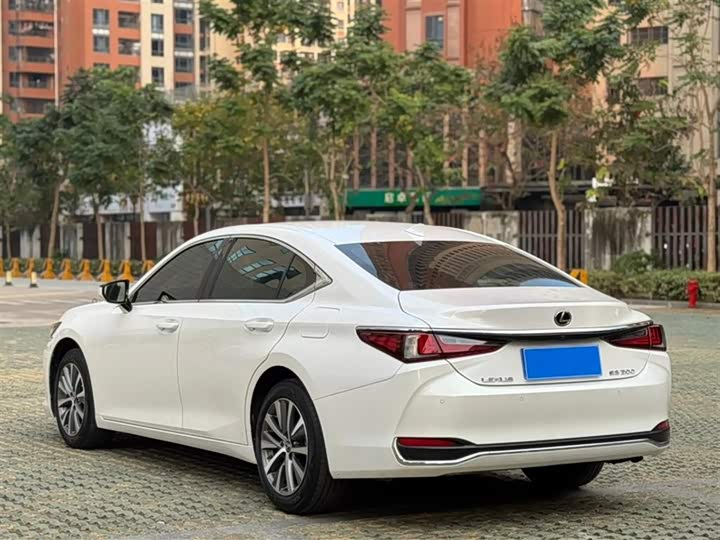 Фото 6 - Lexus ES