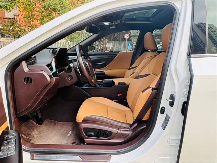 Фото 7 - Lexus ES