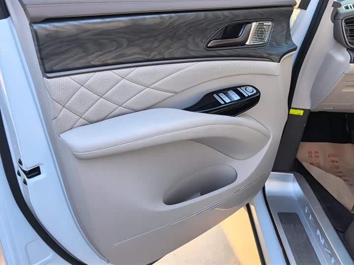 Фото 7 - Denza D9