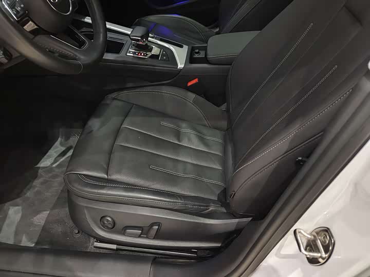 Фото 5 - Audi A4L