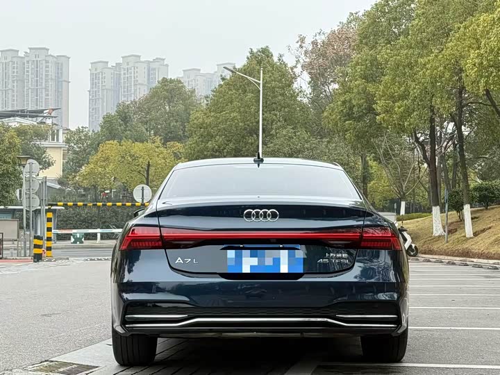 Фото 8 - Audi A7L