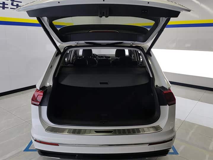 Фото 4 - Volkswagen Tiguan L Pro