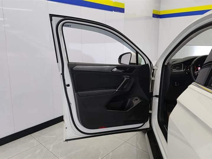 Фото 7 - Volkswagen Tiguan L Pro