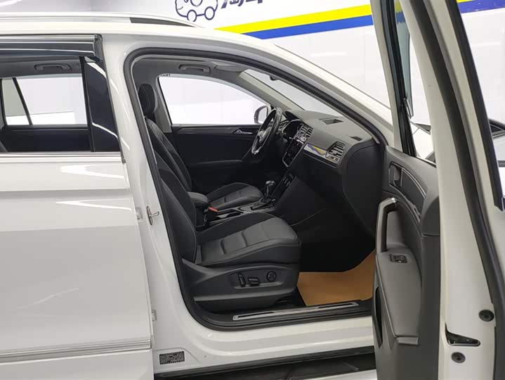 Фото 8 - Volkswagen Tiguan L Pro