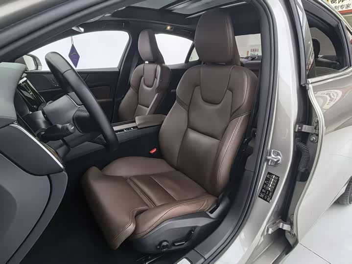 Фото 8 - Volvo S60