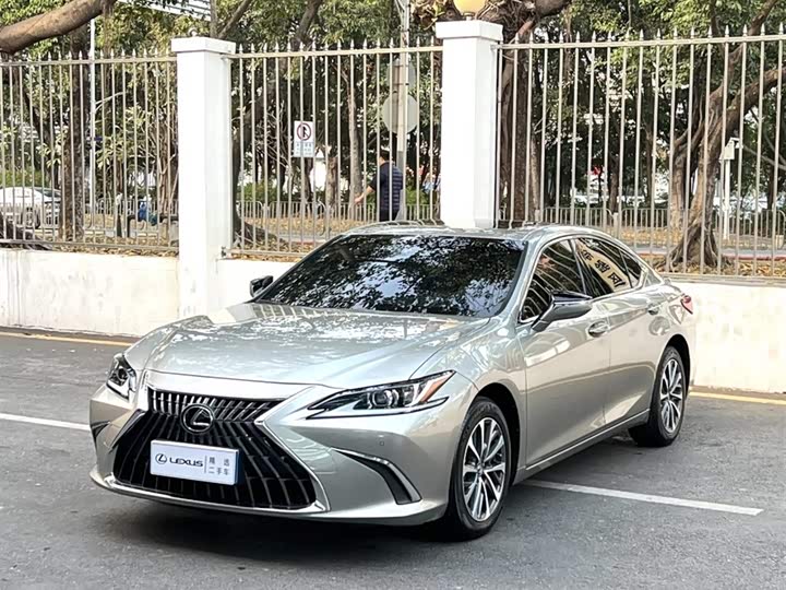 Фото 1 - Lexus ES