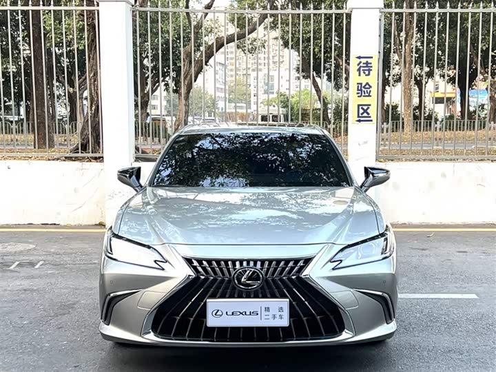 Фото 2 - Lexus ES