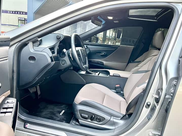 Фото 4 - Lexus ES