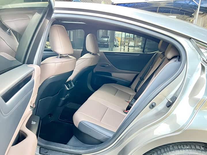 Фото 6 - Lexus ES