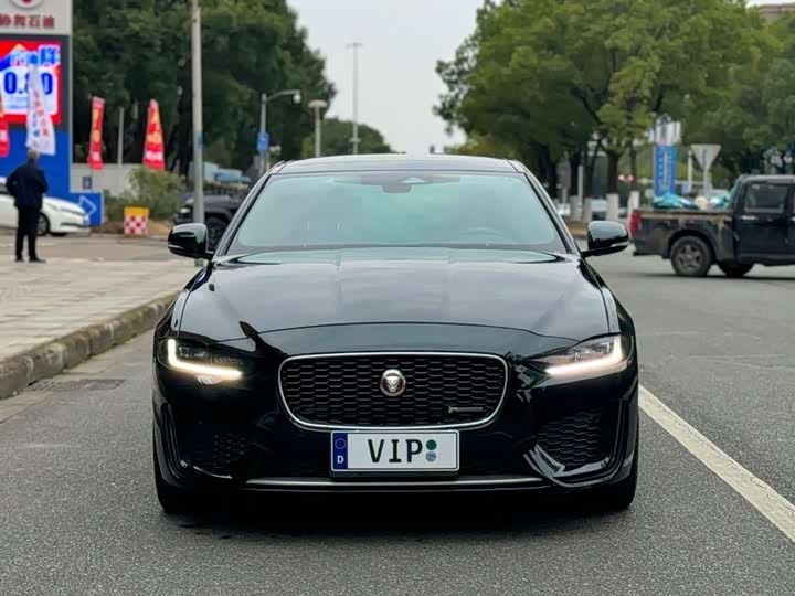 Фото 2 - Jaguar XE L