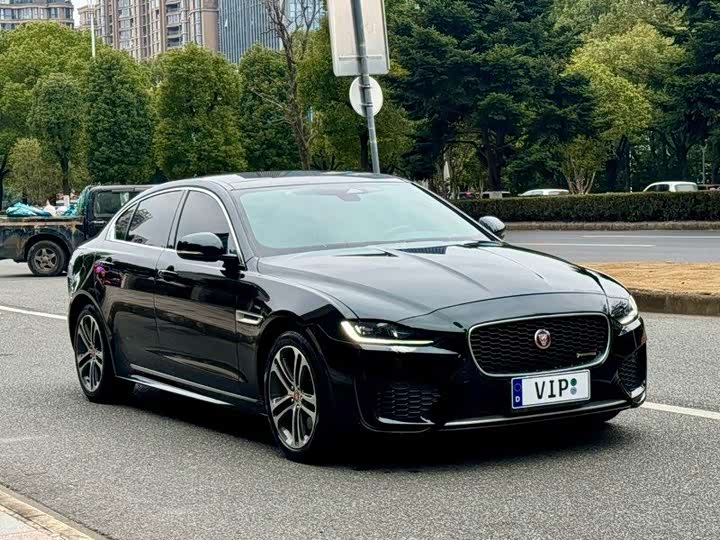 Фото 3 - Jaguar XE L