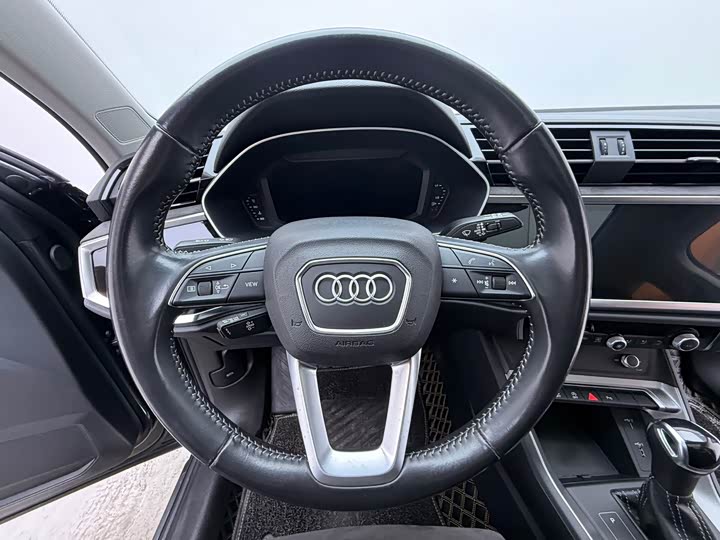 Фото 8 - Audi Q3