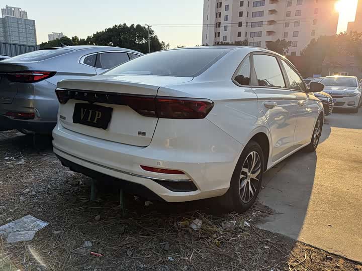 Фото 4 - Geely Emgrand