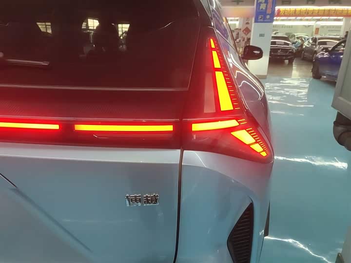 Фото 8 - Geely Atlas