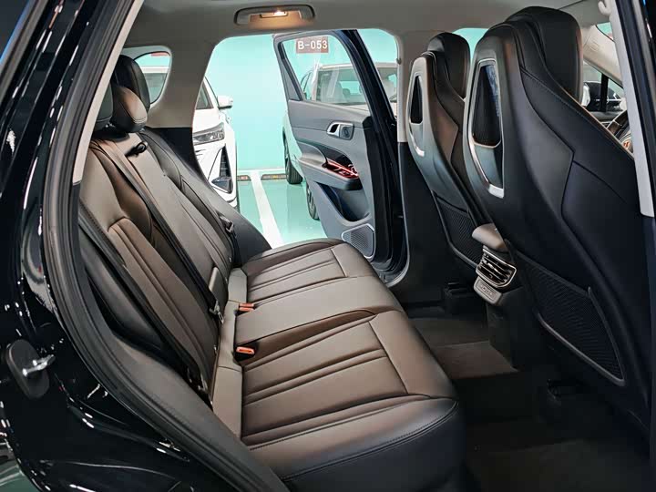 Фото 9 - Hongqi HS3 Hybrid