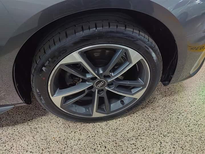 Фото 6 - Audi A4L