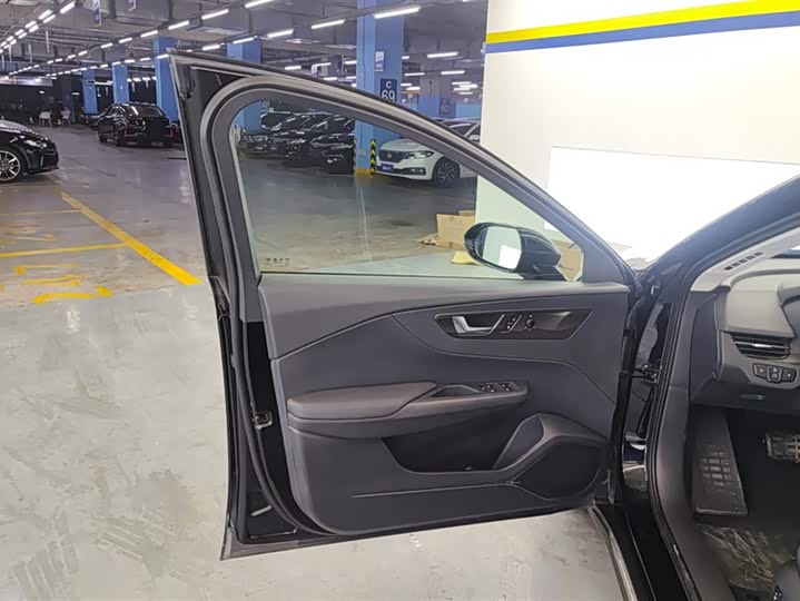 Фото 7 - Hongqi E-QM5