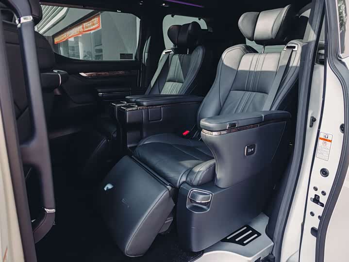 Фото 9 - Toyota Alphard